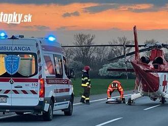 Ťažká nehoda na frekventovanom ťahu: Žena sa otáčala uprostred cesty, napálil do nej kamión! Dieťa bral vrtuľník