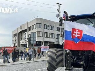 Najväčší protest slovenských farmárov: Doprava kolabovala, poľnohospodárov osobne podporil aj minister!