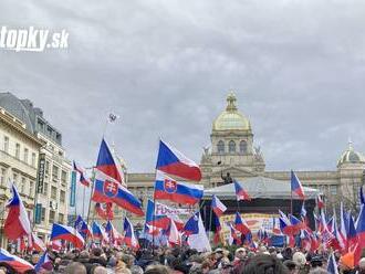 Obrovské protesty v Prahe: Demisiu českej vlády žiadali tisíce ľudí, viali aj slovenské vlajky