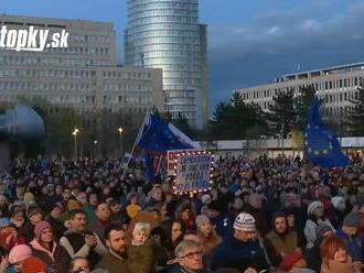 Tisícky ľudí v uliciach: Chcem pomôcť Slovensku! Jasný odkaz Korčoka burácajúcim davom