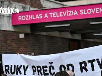 Zišli sa stovky ľudí! Na podporu RTVS sa v Bratislave uskutočnil protest