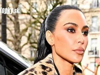 Kim Kardashian ako SEXI cica: Leopardí kožuch, dlhé pazúre a… AU, to muselo BOLIEŤ!