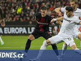 Liverpool utrpěl doma debakl, West Ham dostal dva góly v závěru, prohrál i Milán