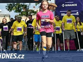 Ruský útok ji připravil o nohy, i tak 12letá Ukrajinka běžela Bostonský maraton