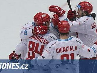 Třinec - Pardubice 4:3. Obhájci získali druhý bod, zářili slovenští střelci