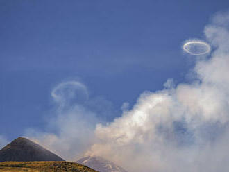 Talianska sopka Etna predviedla úžasné divadlo. Vypúšťala dymové krúžky