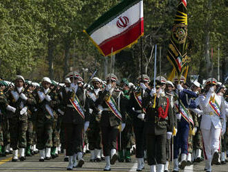 Irán na výročnej vojenskej prehliadke oslavoval svoj útok na Izrael