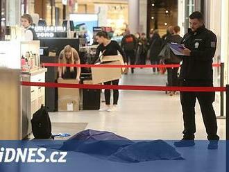 Mrtvý v nákupním centru na pražském Andělu. Náhlé úmrtí, uvedla policie