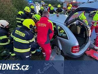 Tři lidé se zranili při hromadné nehodě na Náchodsku, přistával vrtulník