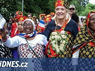 Ostrov u Afriky rozeštval nacionalisty. Hleďte si svého, vzkázala Le Penová AfD