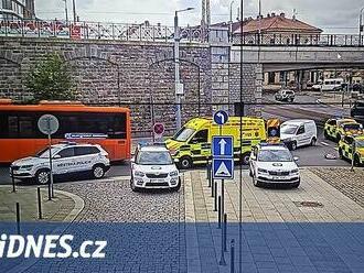 Seniorku v Plzni u vlakového nádraží srazil autobus, přejel jí nohy