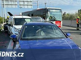 D6 poblíž letiště uzavřela hromadná nehoda. Srazilo se šest aut a autobus