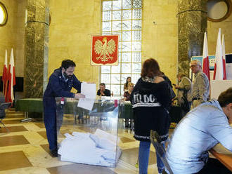 Tuskova vláda po štyroch mesiacoch pri moci čelí skúške. V Poľsku sa konajú komunálne voľby