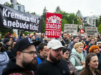 Pred parlamentom sa zišli stovky ľudí. Protestovali proti zásahom do kultúry i životného prostredia