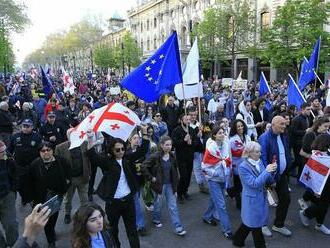 Tisíce Gruzíncov protestovali proti 'ruskému zákonu' o zahraničných agentoch