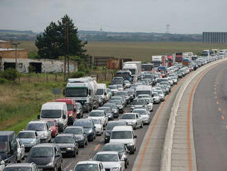 Na bratislavskej diaľnici D1 za Zlatými pieskami sa zrazili štyri autá