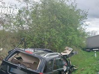 Tragická nehoda na Záhorí: Auto sa čelne zrazilo s kamiónom! Mladá mamička neprežila