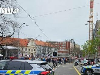 Polícia upozorňuje na dopravné obmedzenie v centre Bratislavy, koná sa tam verejné zhromaždenie