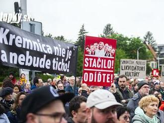 Stovky ľudí sa zišlo pred parlamentom: Protest proti zásahom do kultúry