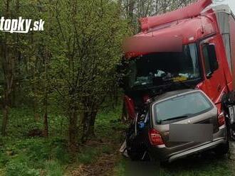 Tragická dopravná nehoda! Auto čelne vpálilo do kamióna: Vodič nemal šancu prežiť