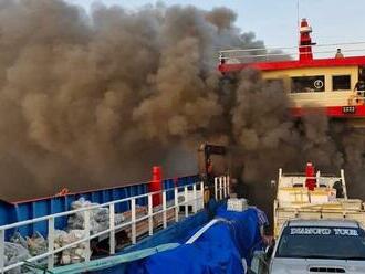 Požiar na trajekte plnom turistov! Ľudia skákali do mora: Desivý pohľad na horiacu loď
