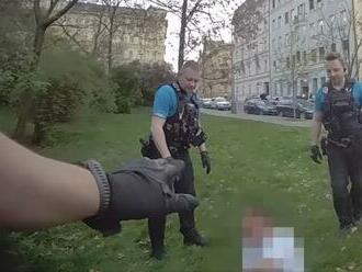 Šokujúce VIDEO z centra mesta: Počuť len krik, rev a... Aha, čo urobili policajti!