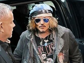 Johnny Depp sa zmenil na nepoznanie: Schudol, ostrihal sa a OMLADOL!