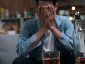 Ako spoznáte ALKOHOLIKA? 7 znakov, ktoré si všimnete, aj keď v ruke nemá pohárik