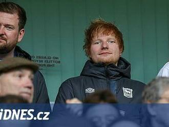 S Ipswichem jásá i Sheeran. Hráči mu v šatně zpívali jeho hit, teď plánují party