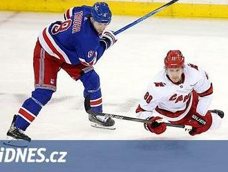 Rangers slaví druhou výhru nad Carolinou, Colorado porazilo Dallas