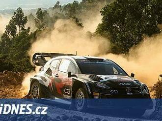 Portugalskou rallye vede Ogier před Tänakem, Rovanperä havaroval