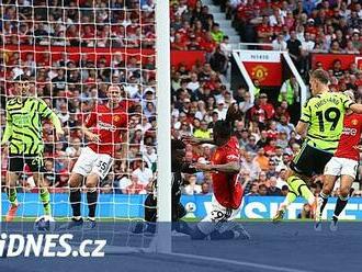 Arsenal se vrací do čela anglické ligy. Výhru nad United zařídil Trossard