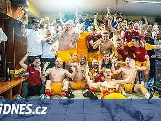 Dukla slaví: hráči zlili Radu, tribuny ho vyvolávaly. Jestli zůstanu? Nevím, řekl