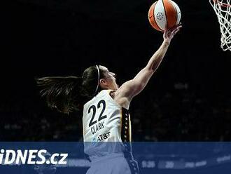 Sledovaná jednička letošního draftu Clarková vstoupila do WNBA porážkou