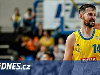 V Opavě končí dvojice pivotů, loučí se basketbalisté Gniadek a Pecháček