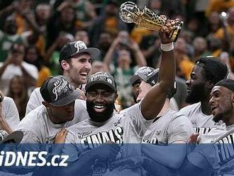 Basketbalisté Bostonu smetli Indianu a čeká je boj o osmnáctý titul v NBA