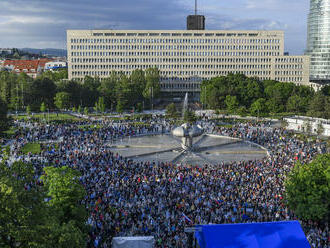 Proti zásahom do RTVS a druhého piliera protestovali v Bratislave tisíce ľudí