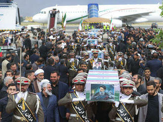 S prezidentom Raísím sa v Teheráne lúčia desaťtisíce ľudí