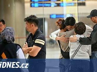 Pasažéři z letu hrůzy přistáli v Singapuru. Turbulencí přibude, tvrdí odborníci