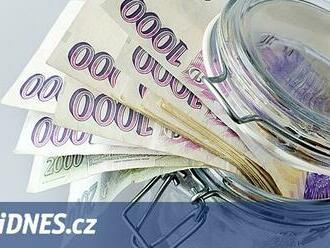 Desítky dlužných miliard. Čechům rostou nedoplatky na daních, pojistném i clu
