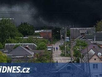 Charkovská oblast evakuovala deset tisíc lidí. Situace je kritická, míní expert
