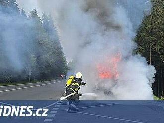 Na abertamské křižovatce během pár dní hořelo další auto, všichni stihli utéct