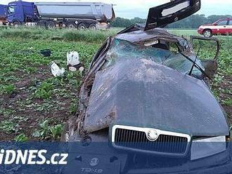 Řidič dostal smyk, otočil auto přes střechu a skončil v řepném poli