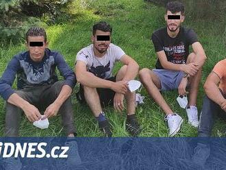 Policie navrhla obžalovat 14 lidí za převedení 2000 migrantů, hrozí jim 16 let