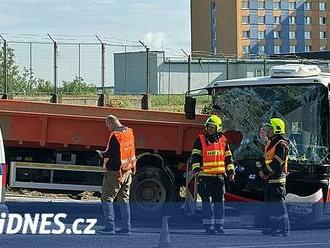 V Krči se střetl autobus MHD s náklaďákem, dvanáct lidí se lehce zranilo