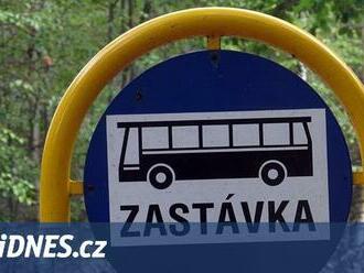 Řidič se s autobusem coural a míjel zastávky, nadýchal přes tři promile