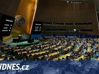 OSN schválila den památky obětí genocidy v Srebrenici. Srbové protestovali