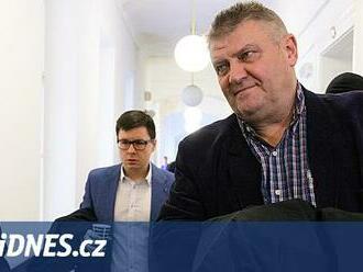 Tenisové bosse Kaderku a Flégla propustili z vazby, trestní stíhání pokračuje