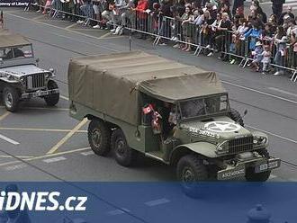 Za mávání nacistickou vlajkou na oslavách v Plzni žádá žalobce podmínku a pokutu