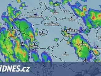 Českem se ženou silné bouřky, meteorologové vydali varování před kroupami